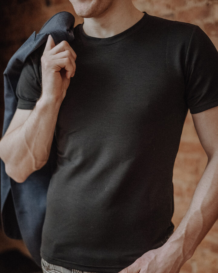 קורקטי חולצת טריקו שחורה לגברים